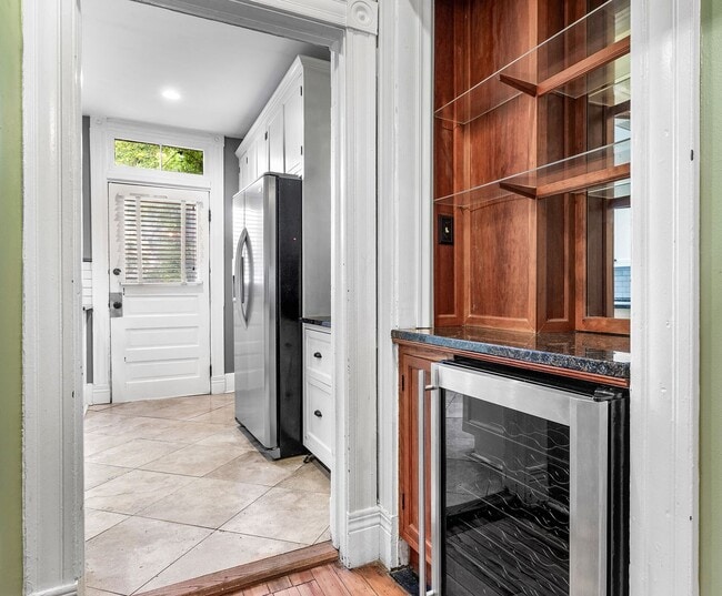 Building Photo - FAN DISTRICT HOME WITH 3 BEDROOMS AND 3 FULL BATHS