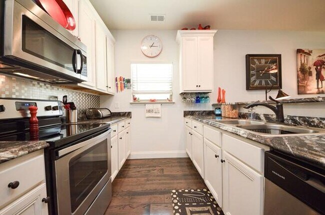 Building Photo - 3 Bedroom Beautiful Cleveland Home!