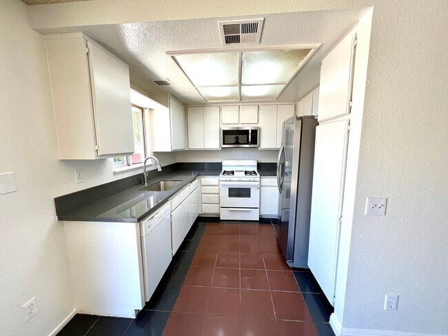 Building Photo - Charming Single story 3bed /2 bath newly renovated home