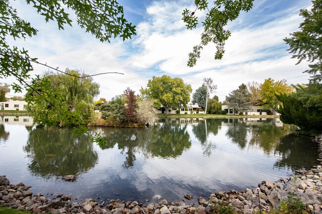 Building Photo - 4953 Lakeridge Terrace W