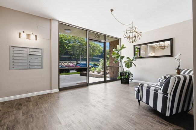 Building Photo - Prime L.A. Location Steps from Beverly Hills | 2 BR / 2.5 BA Home-Like Condo