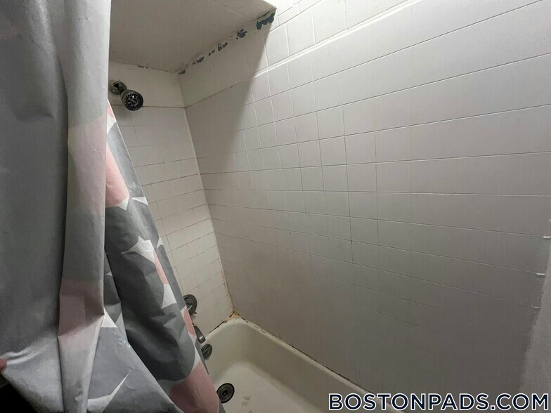 Building Photo - 42 Hillside St