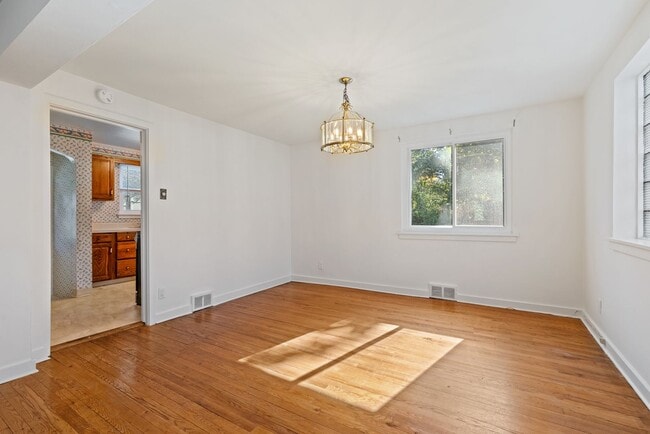 Building Photo - Newly Renovated 3Bd/1.5 Bath Home -- Avail...