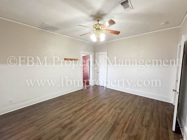 Building Photo - 211 W. Jefferson St - Beautiful 3 Bedroom,...