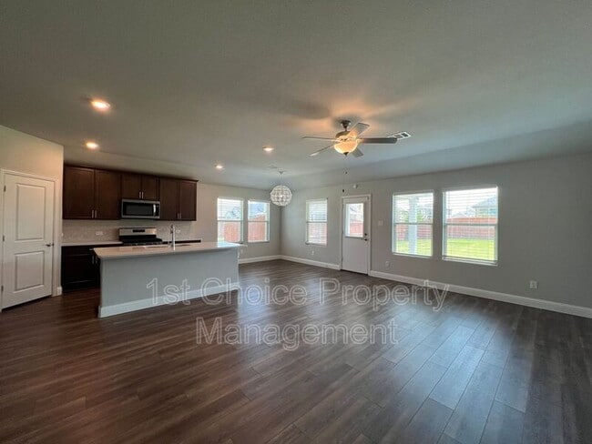 Building Photo - 2101 Sun Star Dr