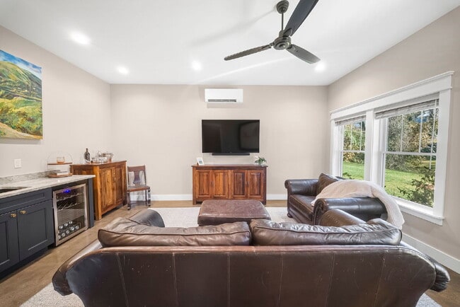 Building Photo - Fully Furnished | Asheville Area