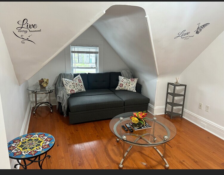 Building Photo - 153 S Grove St