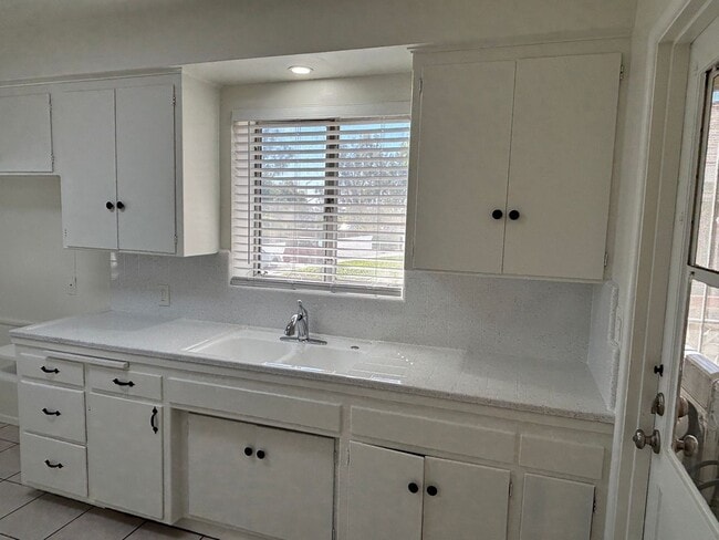 Building Photo - 215 S Baldwin Ave