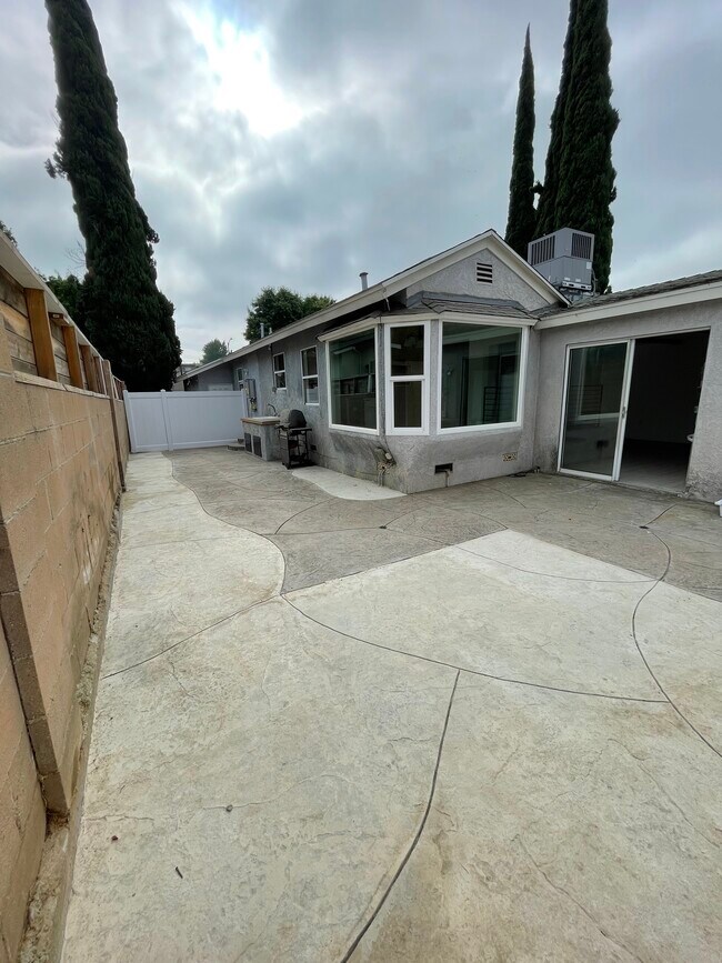 Building Photo - 10157 Swinton Ave