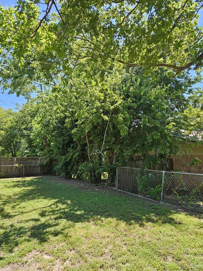 Building Photo - 1011 Cedar Dr