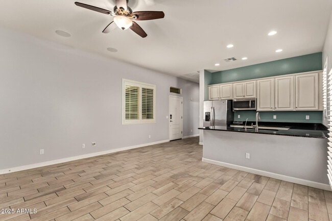 Building Photo - 947 E Dumbarton Ave