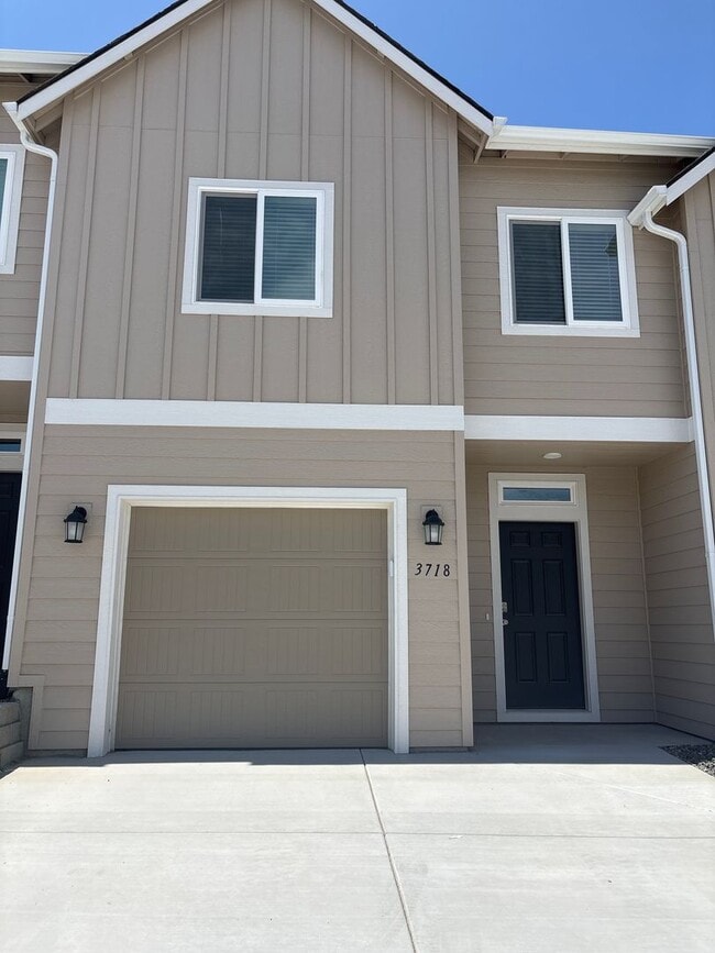 Building Photo - 3bd 2.5ba Townhome - Ready for Move-In