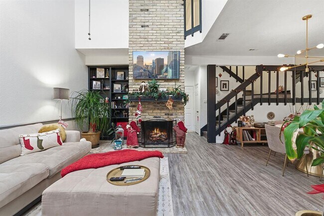 Building Photo - 10819 Crown Colony Dr