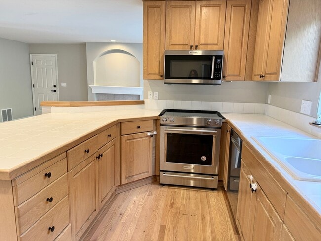 Building Photo - 3 Bd/2.5 Ba Newcastle Home