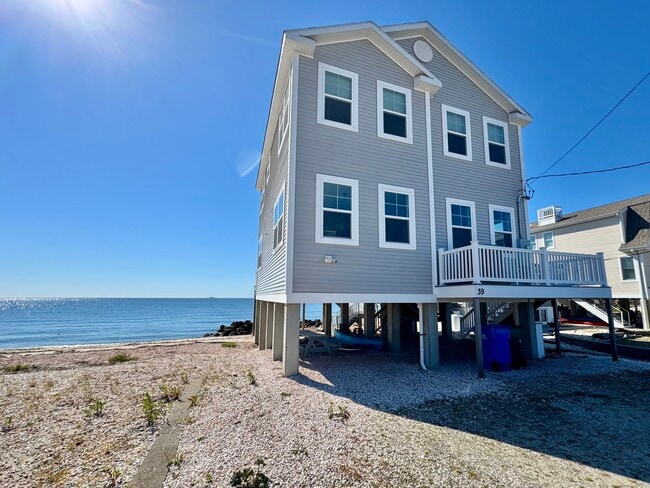 Primary Photo - 39 Circle Beach Rd