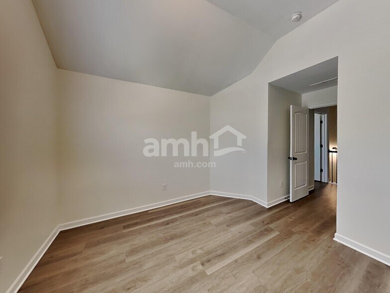 Building Photo - 1078 Hartwell Rd