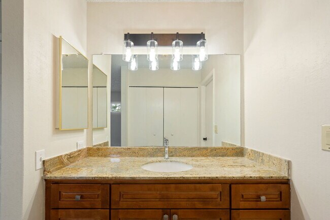 Building Photo - CUTE MASTER SUITE SURE TO CATCH YOUR ATTENTION IN ELK GROVE