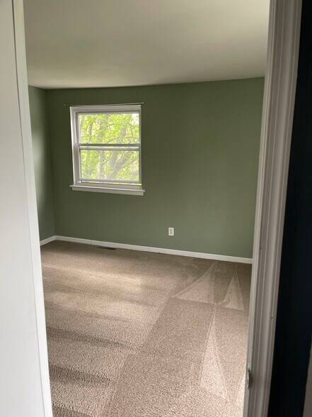 Building Photo - 2022 Valley Dr