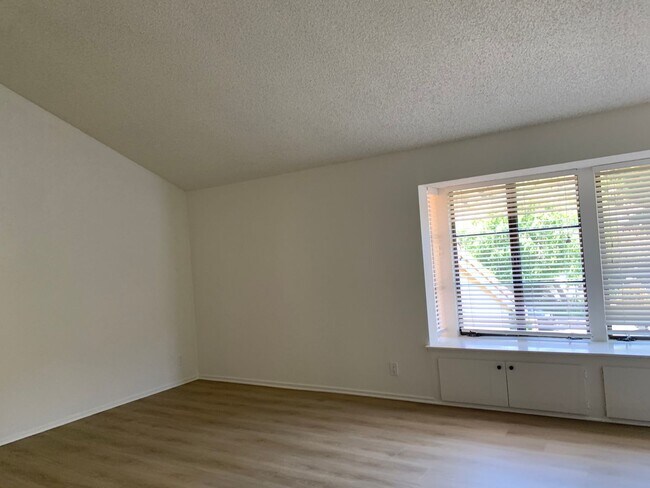 Building Photo - Beautiful, Spacious, 4 bed 2.5 bath home nestled in the Serene, breathtaking Hills of Pacific Pal...