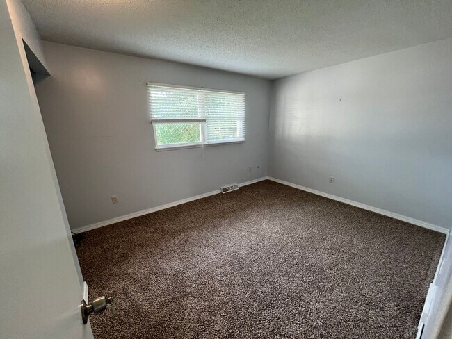 Building Photo - 25% OFF FIRST MONTHS RENT - Beautiful 4 be...