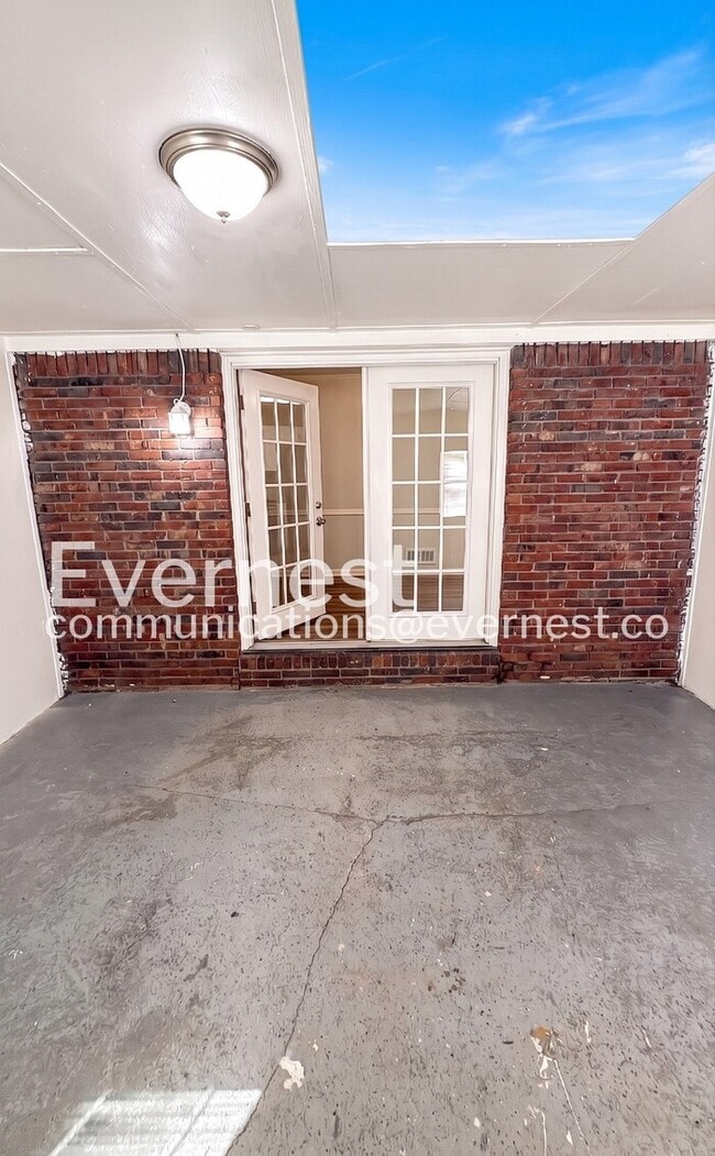 Building Photo - 735 Hillcrest Dr