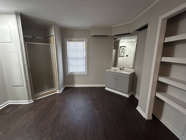 Building Photo - 10 White Oak Village