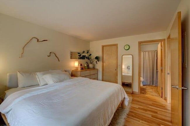 Building Photo - 2 Bedroom with Den