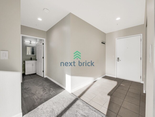 Building Photo - Luxury 1 Bed, 1 Bath Downtown Seattle Condo with City & Water Views