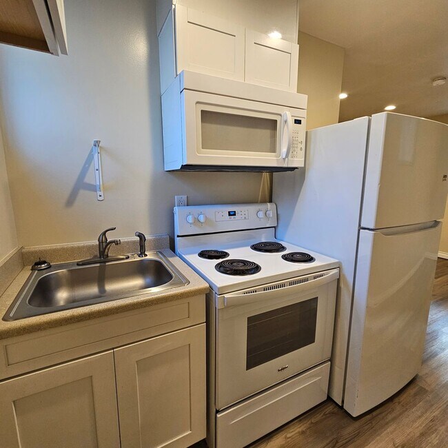 Building Photo - 2-Bedroom Charmer with Bonus Studio & Gara...