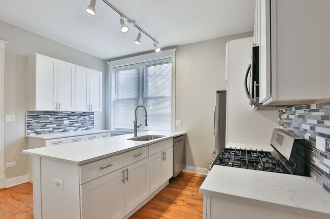 Building Photo - 2Bed/1Bath in Wicker Park with beautiful k...