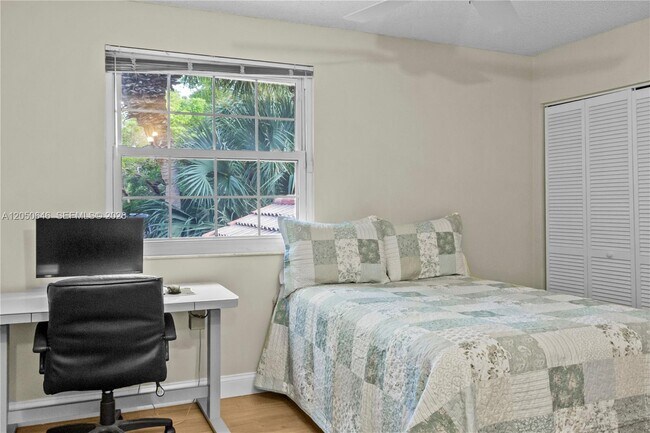 Building Photo - 6885 NW 75th Pl