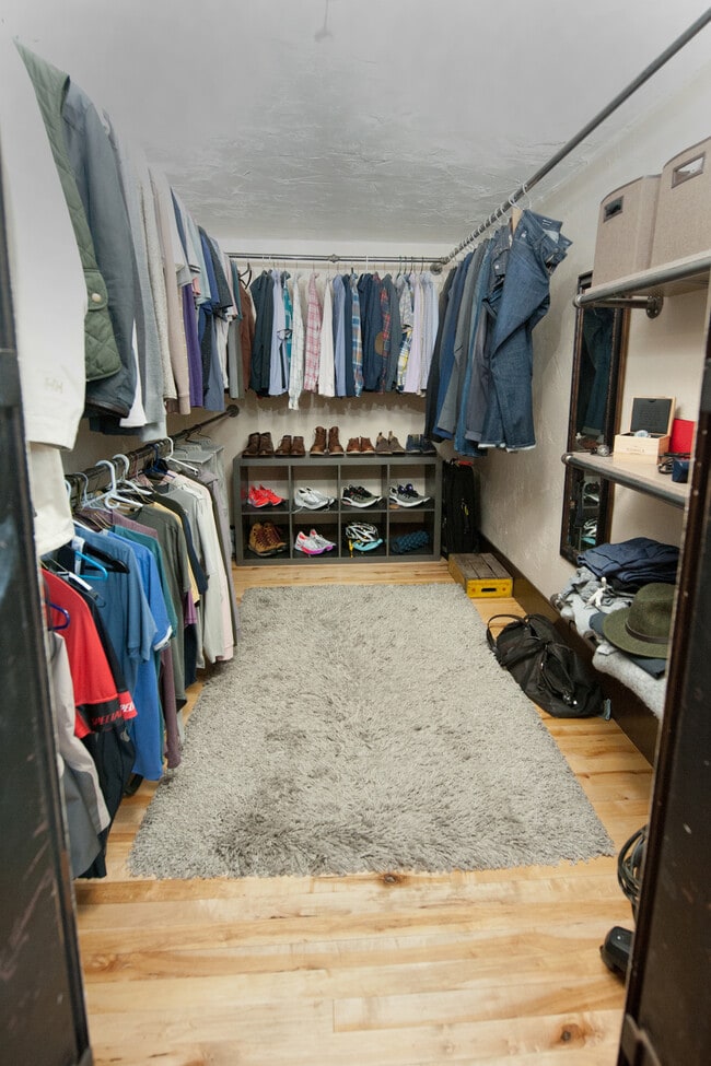 Building Photo - 2101 Beale Ave