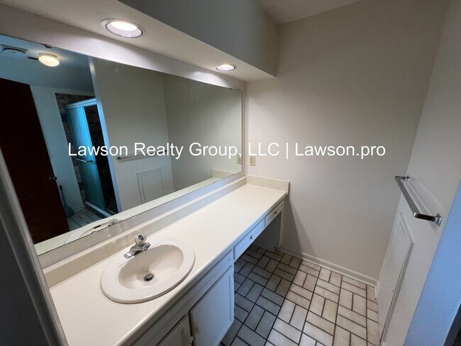 Building Photo - 2217 Jefferson St SW