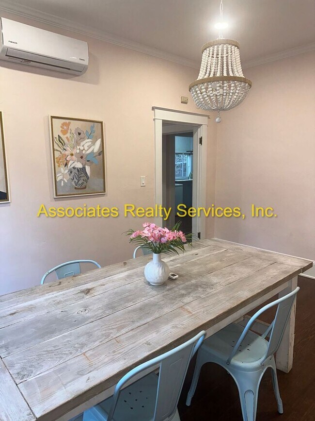 Building Photo - Totally Remodeled Vintage Home - FULLY FURNISHED!!!