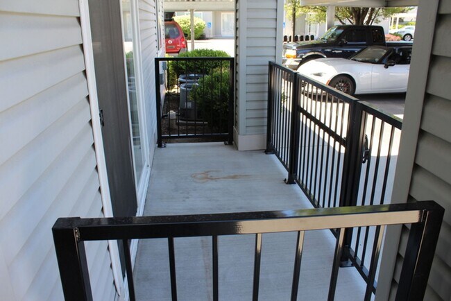 Building Photo - Two Bedroom Two Bath Ground Floor Condo for Rent!
