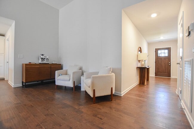 Building Photo - Pet Friendly Three Bedroom!