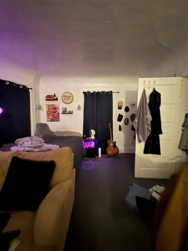 Building Photo - 121 Oak St