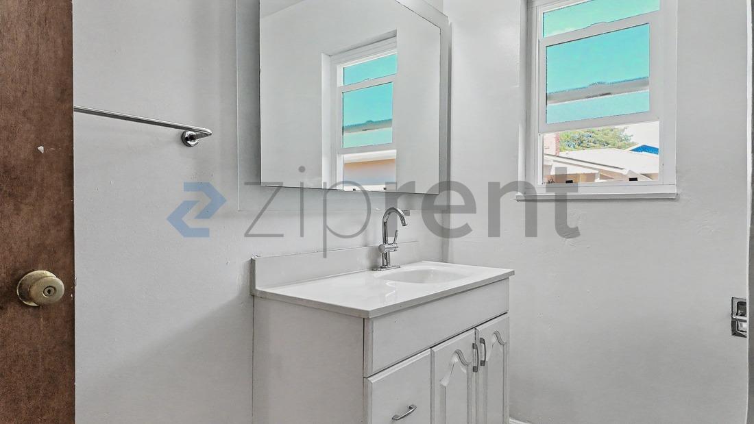 Building Photo - Unit