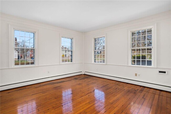 Building Photo - 14 Elm St