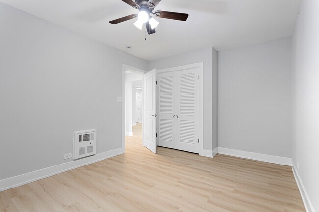 Building Photo - 7634 N Eastlake Terrace