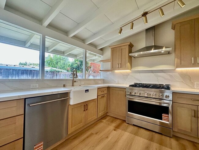 Building Photo - Beautifully Brand New Updated Home- Great Schools- Pet Okay
