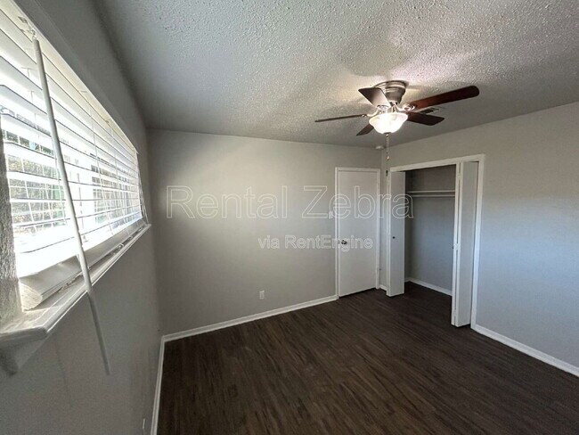 Building Photo - 2939 Longmeade Dr