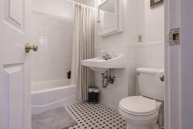 Building Photo - 25 Glenville Ave