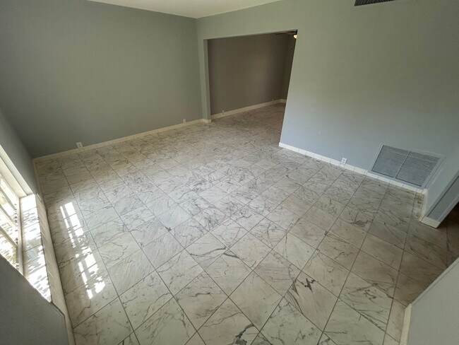 Building Photo - SPACIOUS 2 BEDROOM TOWNHOME IN LAS VEGAS COUNTRY CLUB
