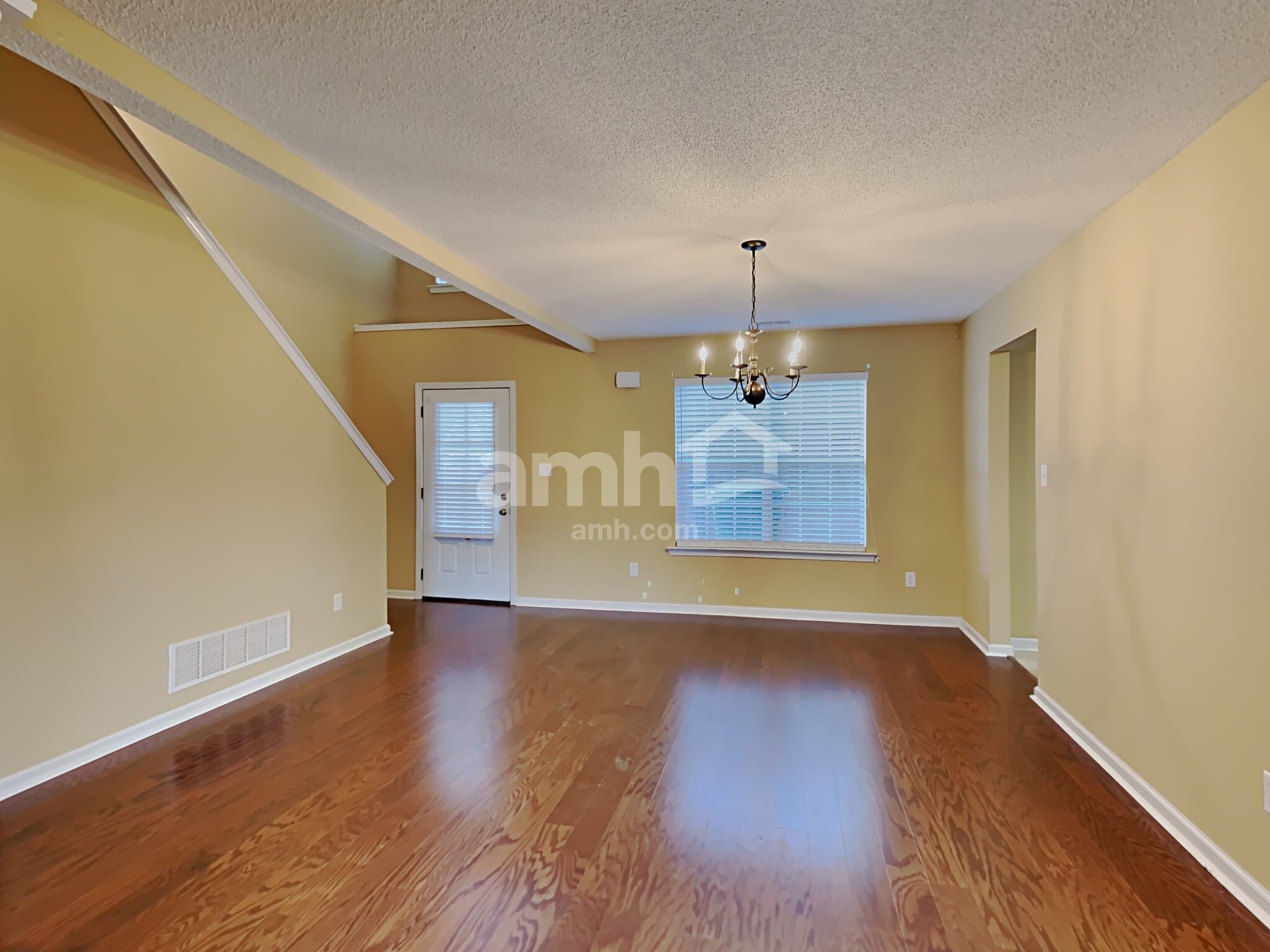 Building Photo - 3233 Peachtree Dr