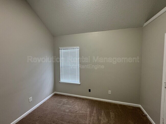 Building Photo - 1618 Village Pl Cir NE