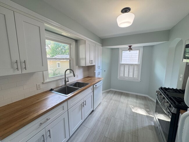 Building Photo - 3 Bedroom in Alger Heights!