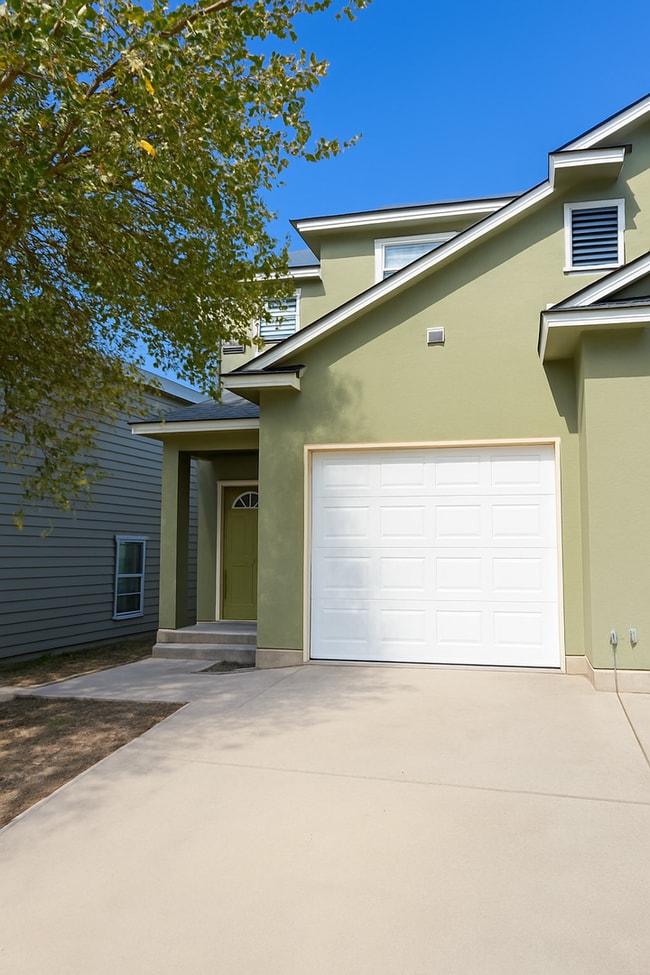 Building Photo - Beautiful Town Home in the Heart of San An...