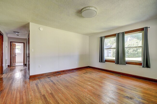 Building Photo - 1504 Bristol Caverns Hwy
