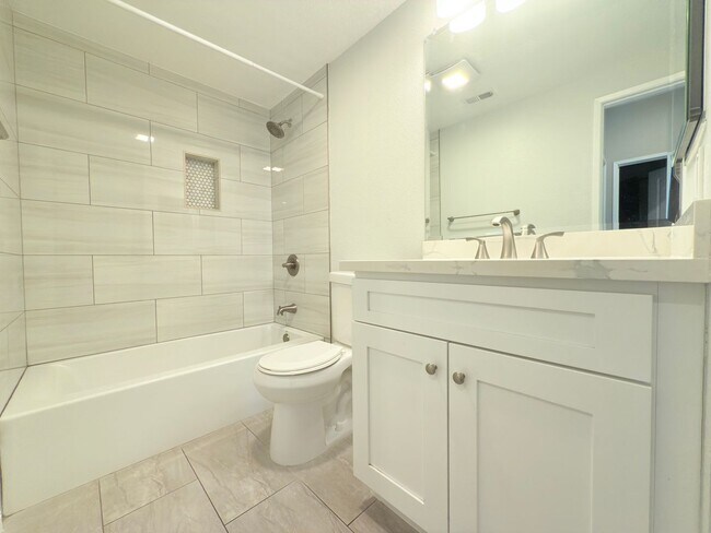 Building Photo - Spacious 4-Bedroom Home in Private Sylmar ...